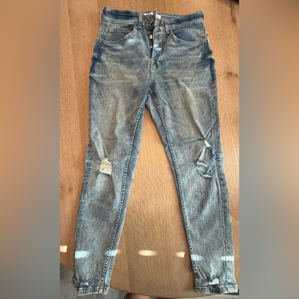 Zara Distressed High Rise Jeans Size 31 Light Wash Ripped Denim Trendy